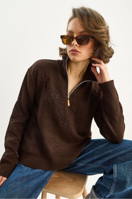 Bestickter Pullover mit Reißverschlusskragen - Image 2