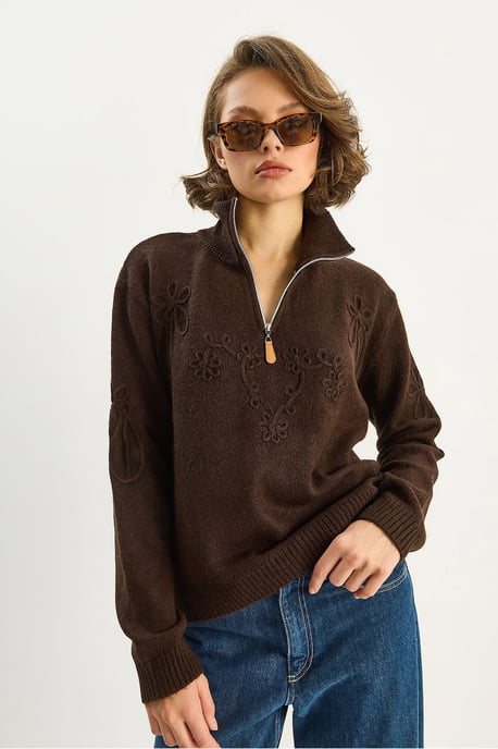 Bestickter Pullover mit Reißverschlusskragen - Image 4