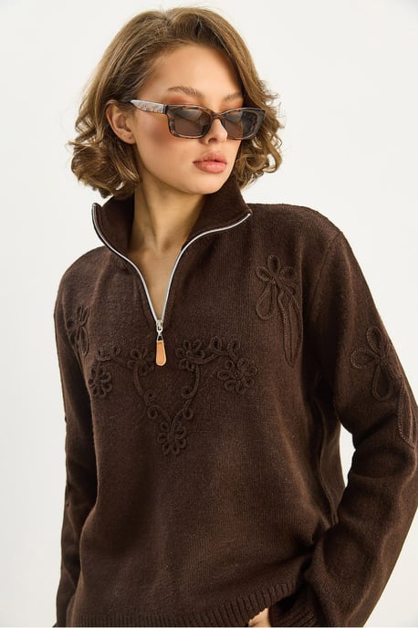 Bestickter Pullover mit Reißverschlusskragen - Image 5