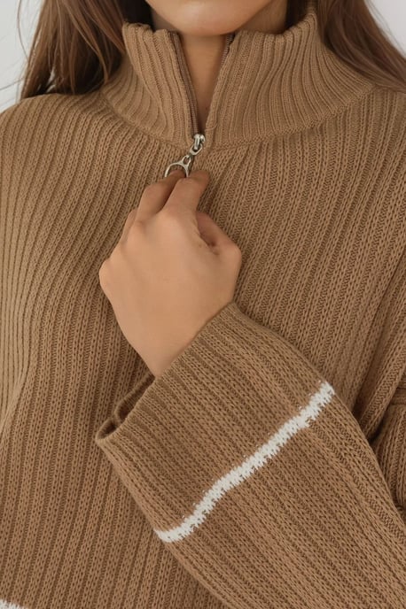 Lockerer Pullover mit Streifen und Reißverschlusskragen - Image 4