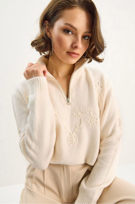 Gestickter Strickpullover mit Reißverschlusskragen - Image 3