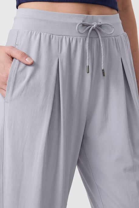 Hüftlange dünne Jersey-Jogginghosen mit Tasche - Image 4