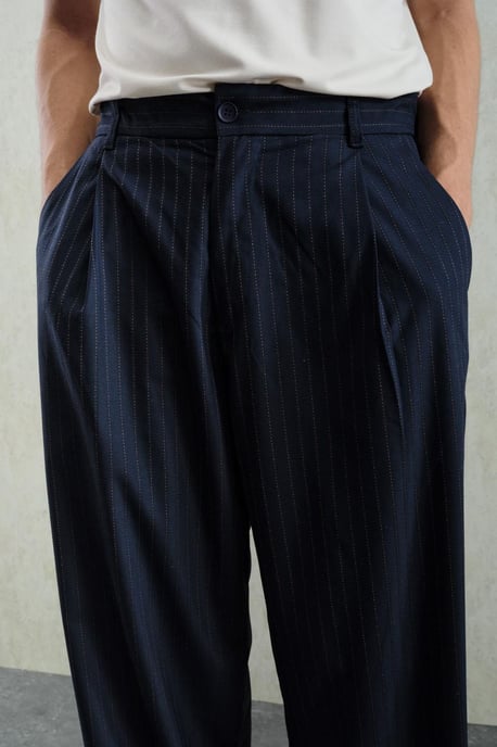 Faltige gestreifte Gabardine-Hosen - Image 2