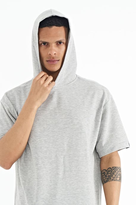Übergroßes Kapuzen-T-Shirt mit kurzen Ärmeln - Image 2