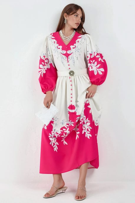 Blumen-Maxi-Kleid mit V-Ausschnitt und Knopfdetails - Image 1