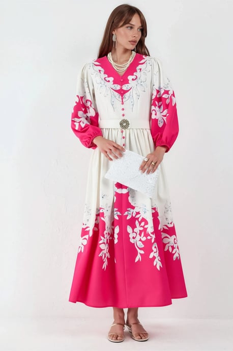 Blumen-Maxi-Kleid mit V-Ausschnitt und Knopfdetails - Image 4