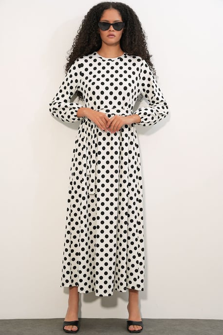 Blumen-Maxi-Strickkleid mit Crew-Neck und Schleifendetail - Image 1