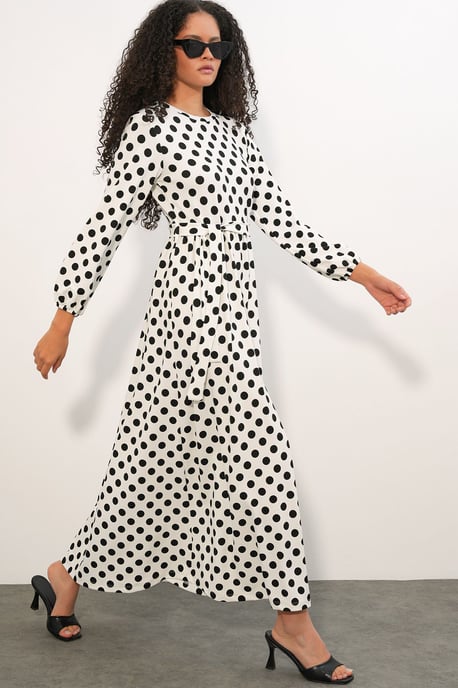 Blumen-Maxi-Strickkleid mit Crew-Neck und Schleifendetail - Image 2