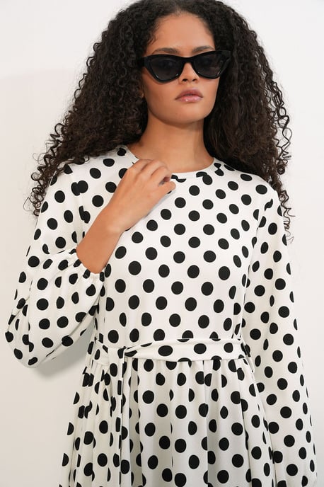 Blumen-Maxi-Strickkleid mit Crew-Neck und Schleifendetail - Image 3