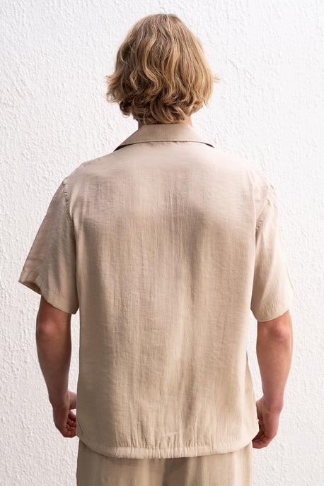 Herren entspannte kurzärmelige gewebte Hemd mit Krawattendetail - Image 5
