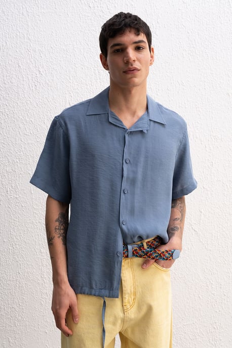 Herren Relaxed Fit Crepe Hemd mit Krawatten-Detail - Image 3