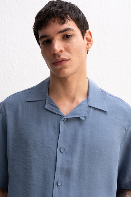 Herren Relaxed Fit Crepe Hemd mit Krawatten-Detail - Image 4