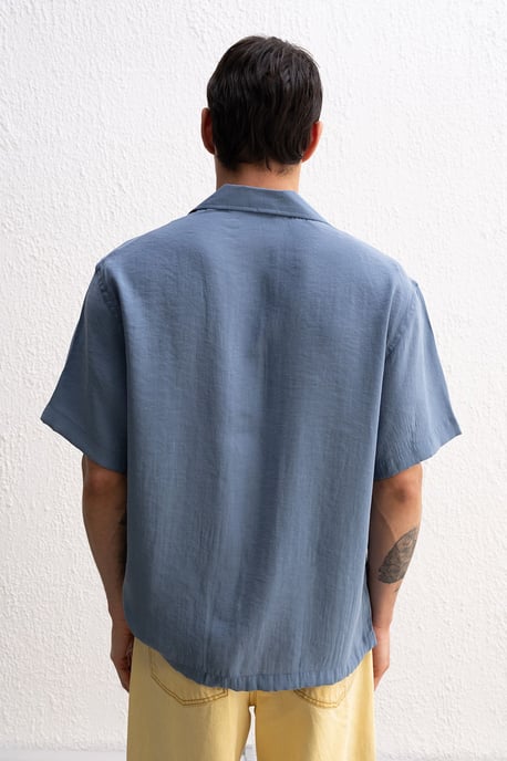 Herren Relaxed Fit Crepe Hemd mit Krawatten-Detail - Image 5