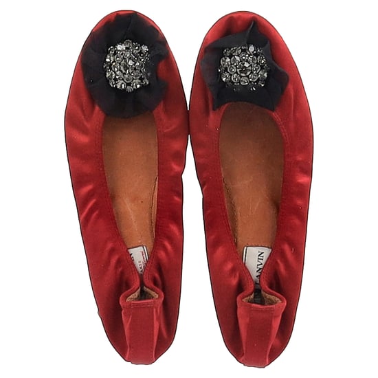 Lanvin Ballerinas mit Broschenverzierung aus rotem Satin - Image 3