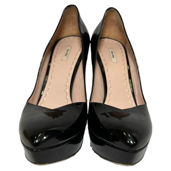 Miu Miu Plateau-Pumps aus schwarzem Lackleder - Image 2