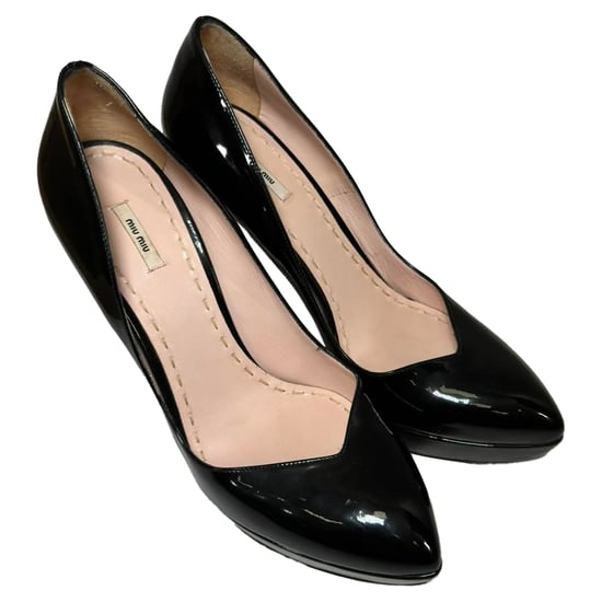 Miu Miu Plateau-Pumps aus schwarzem Lackleder - Image 6