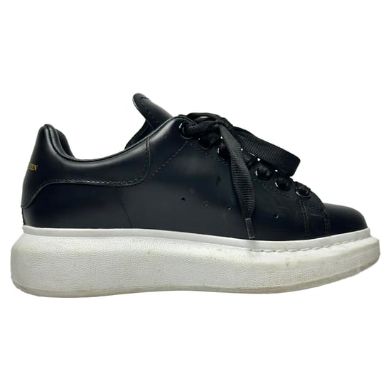 Alexander McQueen Oversized Sneakers aus schwarzem Kalbsleder - Image 1