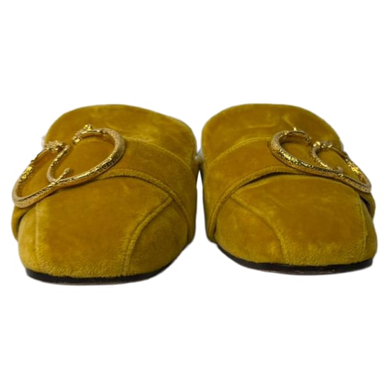 Charlotte Olympia Pantoletten mit Schnallendetail in gelbem Samt - Image 2