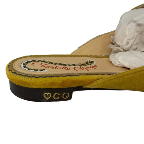 Charlotte Olympia Pantoletten mit Schnallendetail in gelbem Samt - Image 3
