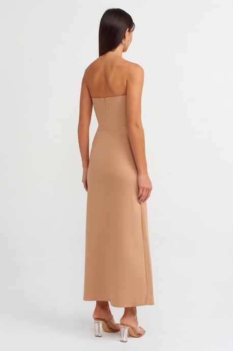 Trägerloses, tailliertes Midikleid mit Schlitz - Image 2