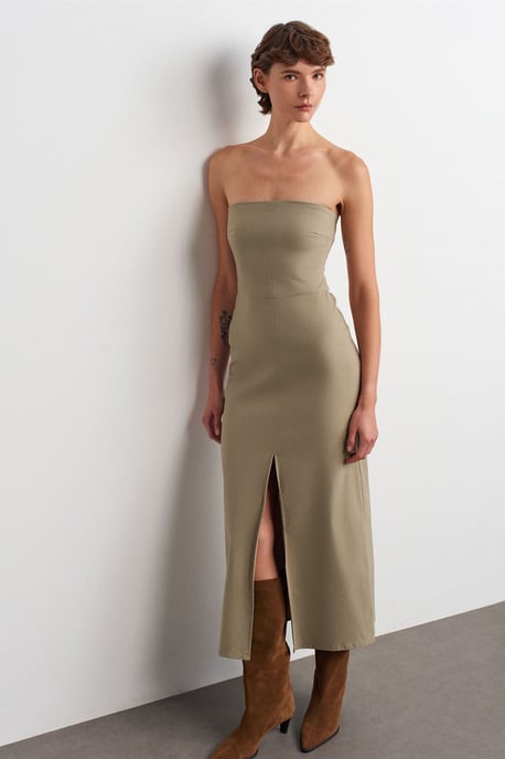 Trägerloses, tailliertes Midikleid mit Schlitz - Image 3