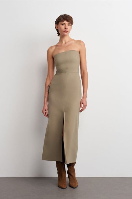 Trägerloses, tailliertes Midikleid mit Schlitz - Image 5