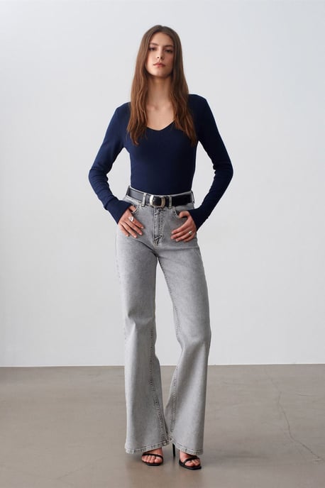 Slim Fit V-Ausschnitt Rippstrickpullover - Image 1
