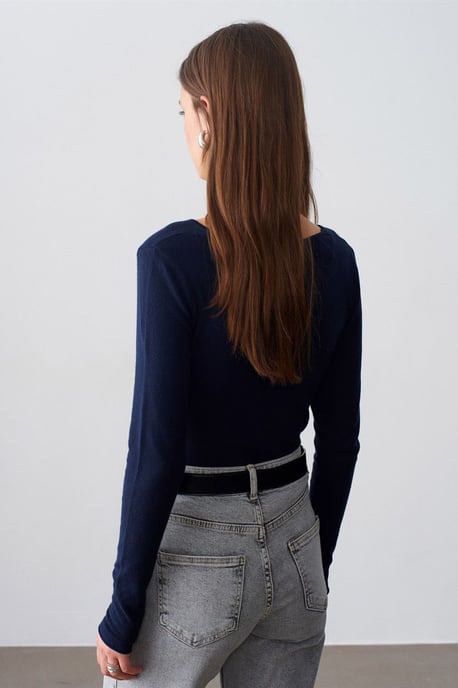 Slim Fit V-Ausschnitt Rippstrickpullover - Image 2