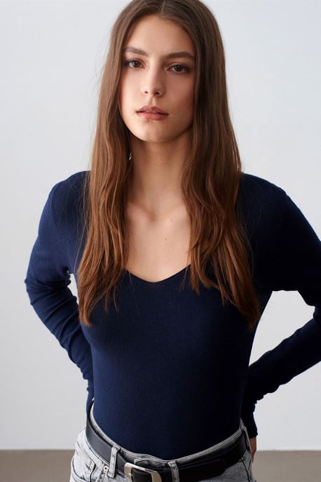 Slim Fit V-Ausschnitt Rippstrickpullover - Image 3