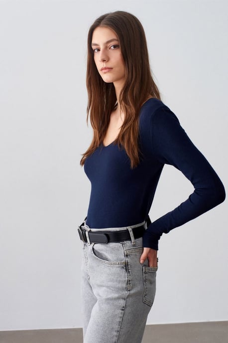 Slim Fit V-Ausschnitt Rippstrickpullover - Image 4