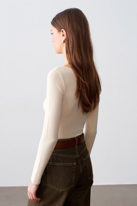 Schmal geschnittenes Bodysuit mit Bootsausschnitt - Image 2