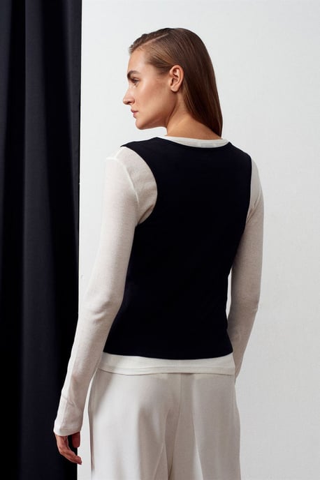 Taillierte Baumwollbluse mit Rundhalsausschnitt und langen Ärmeln - Image 2