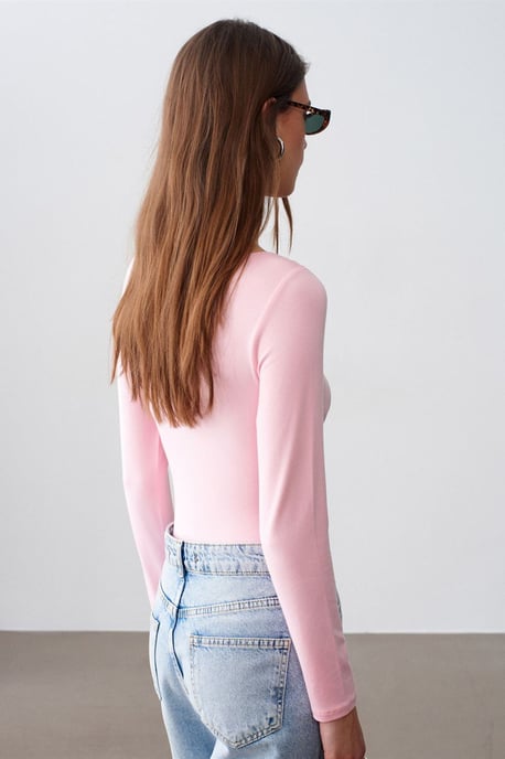 Schmal geschnittenes Bodysuit mit Bootsausschnitt - Image 2