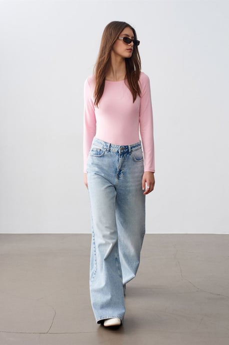 Schmal geschnittenes Bodysuit mit Bootsausschnitt - Image 4