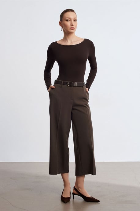 Schmal geschnittenes Bodysuit mit Bootsausschnitt - Image 3