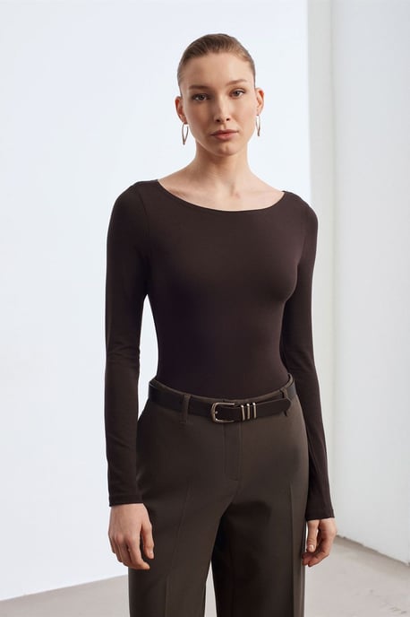 Schmal geschnittenes Bodysuit mit Bootsausschnitt - Image 4