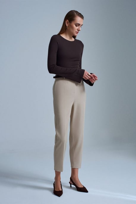 Slim-Fit Langarmshirt mit Rundhalsausschnitt - Image 4