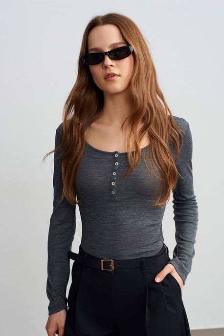 Taillierte Wollstrickbluse mit Knöpfen - Image 3