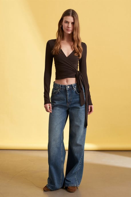 Damen Crop-Wrap-Bluse mit Bindeband - Image 4