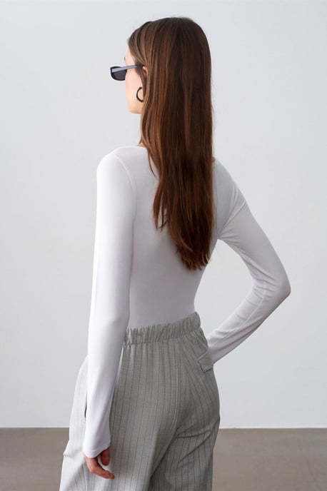 Schmal geschnittenes Bodysuit mit Bootsausschnitt - Image 2