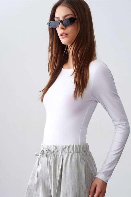 Schmal geschnittenes Bodysuit mit Bootsausschnitt - Image 3