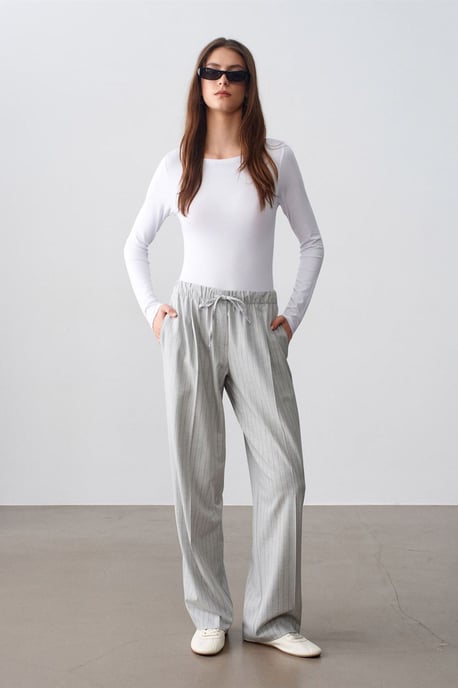 Schmal geschnittenes Bodysuit mit Bootsausschnitt - Image 4