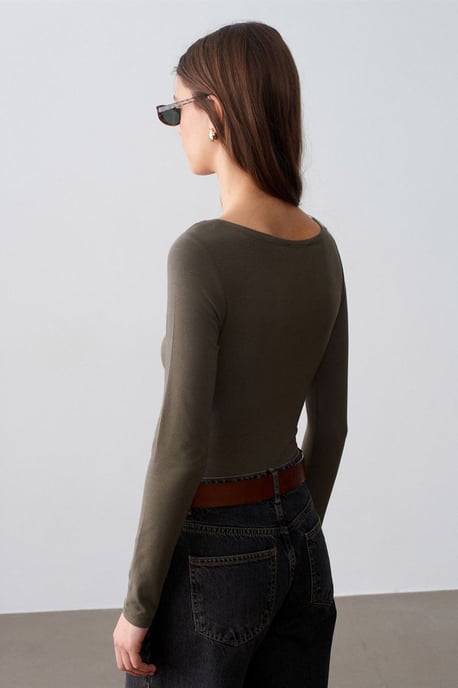 Schmal geschnittenes Bodysuit mit Bootsausschnitt - Image 2
