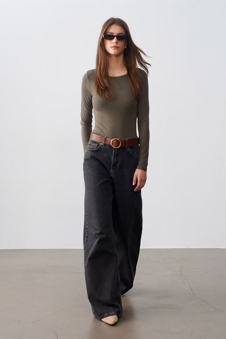 Schmal geschnittenes Bodysuit mit Bootsausschnitt - Image 4