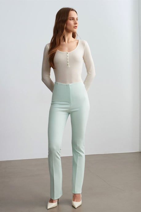 Taillierte Wollstrickbluse mit Knöpfen - Image 4