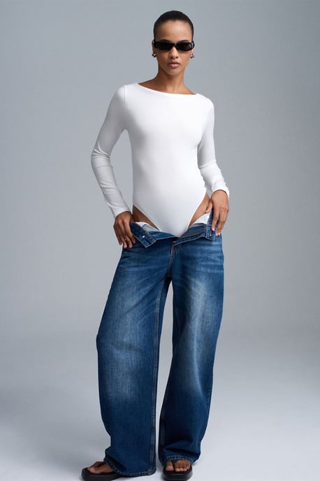 Schmal geschnittenes Bodysuit mit Bootsausschnitt - Image 1