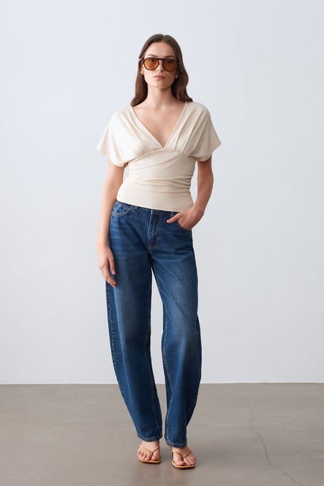 Schlanke Passform V-Ausschnitt Bluse mit Krawatten Detail - Image 5