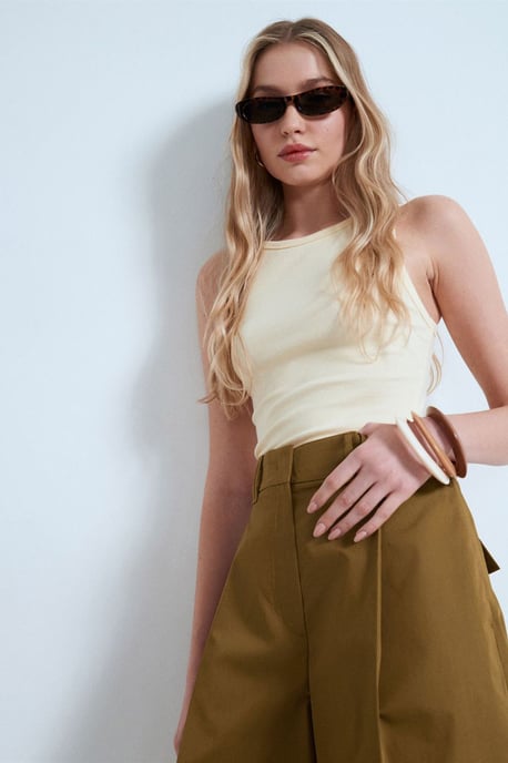 Gerippte Halsbandfreie ärmellose Bluse - Image 3