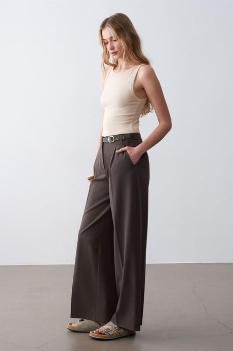 Gerippte Halsbandfreie ärmellose Bluse - Image 4