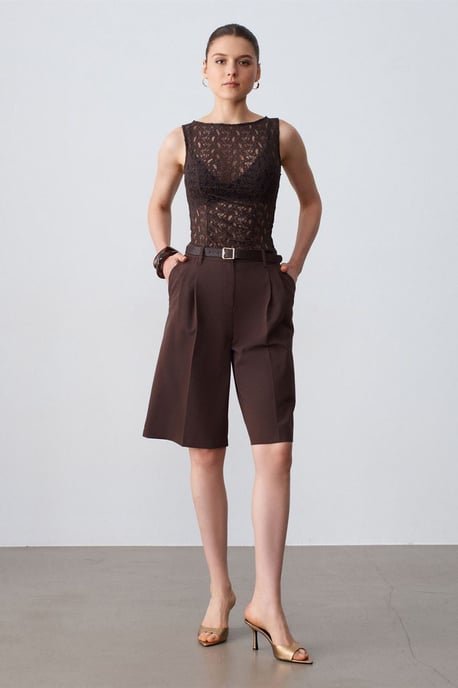 Taillierte Spitzen-Ärmellose Bluse - Image 4